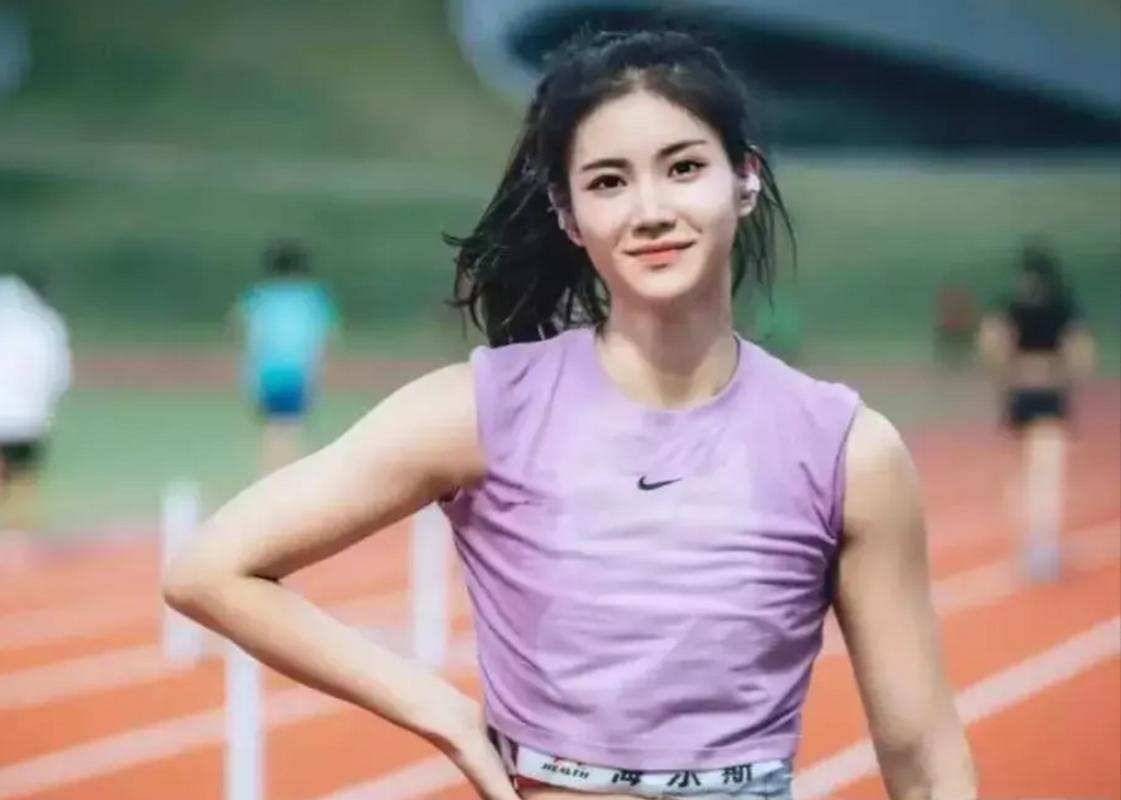 近日,中国健身界的新星夏思凝因其惊人的肌肉和力量美引起了广泛