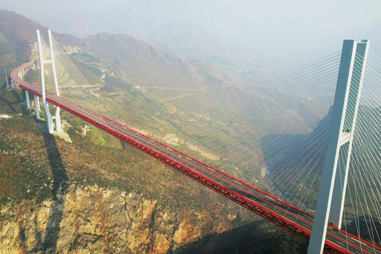 世界首座跨度达900米以上的山区特大悬索桥被誉为世界第一大桥