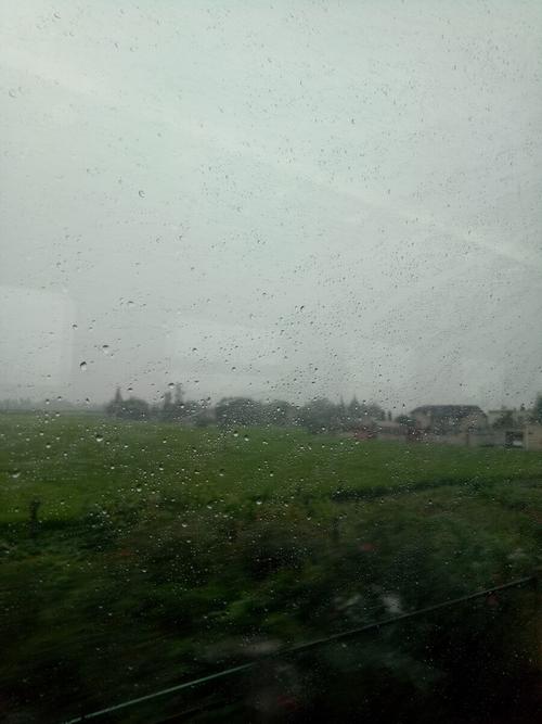 火车上的窗和雨