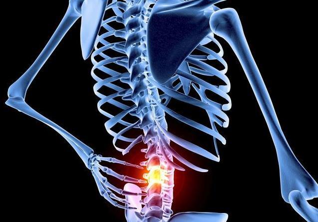 缺乏活动时会导致腰椎间盘突出,压迫到周围的神经,导致腰后面出现疼痛
