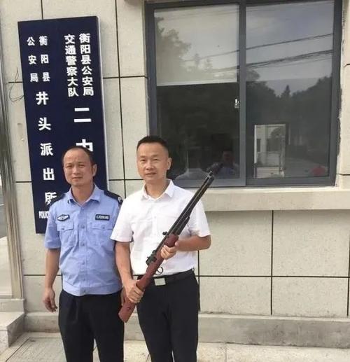 衡阳县井头镇一男子搬家整理仓库时,意外发现了一把枪