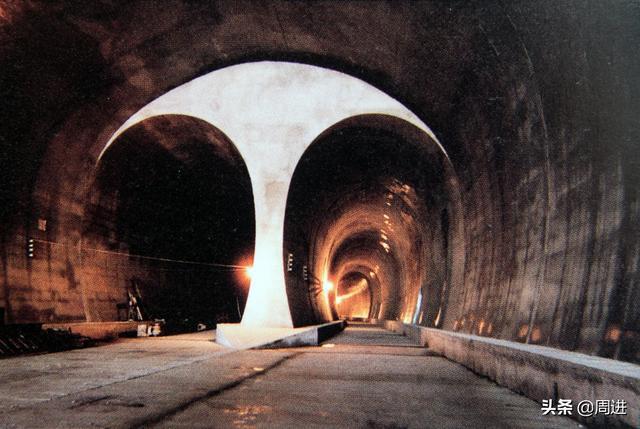 渝怀铁路二线开通在即老照片回忆当年渝怀一线金洞隧道建设情景