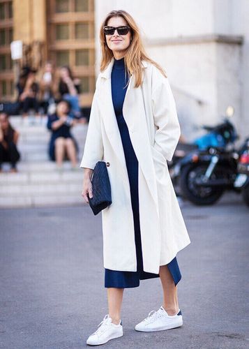蓝色开衩针织连衣裙搭配白色oversized大衣格外有型.