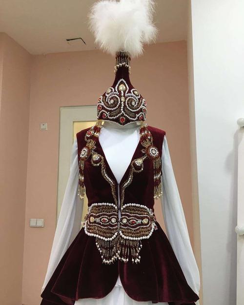 哈萨克族服饰文化解读