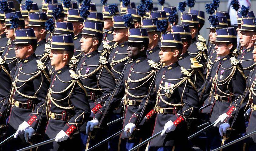 法国国家警察骑兵队接受检阅图:法国军事学校的学员方阵接受检阅图