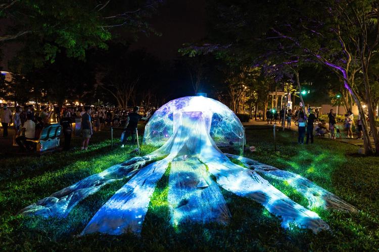 新加坡举办灯光艺术展璀璨灯火点亮滨海湾
