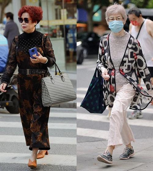 上海街头老太太优雅穿搭:衣装干净,发花白,仍然典雅