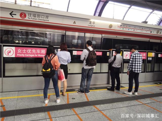 实拍深圳地铁4号线龙华站的早高峰,能挤上去真不容易