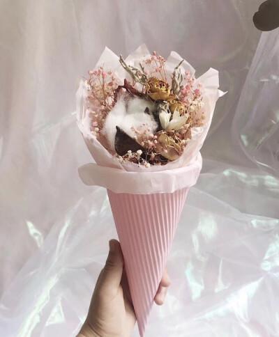 粉色小花束,像甜甜的冰淇凌,加上棉花糖,这样的花束一定很好吃也很