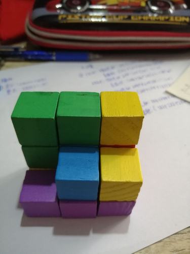 用14个小正方体摆成一个底层6个,中层5个,上层3个的不规则物体.