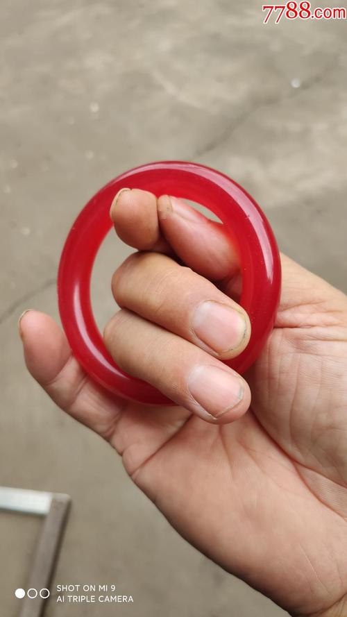 玉手镯一个红玉粹手镯内径60厘米