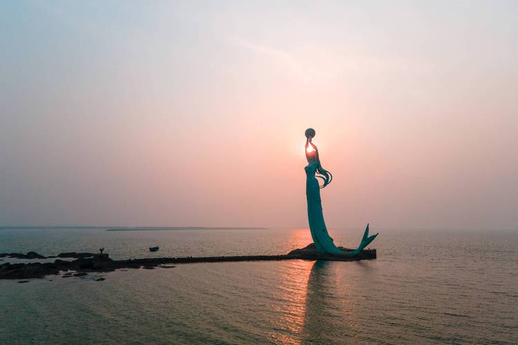 营口网红地标鲅鱼公主雕塑高60米渤海明珠观景台堪称世界之最