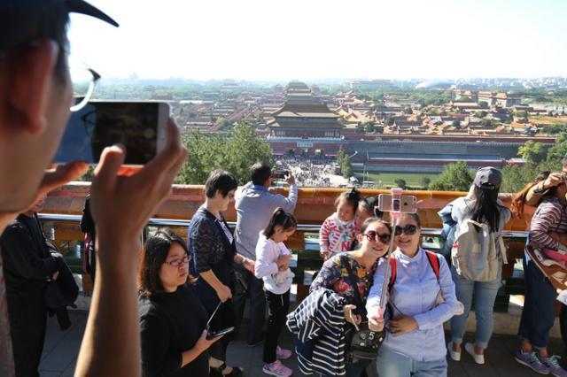 北京景山公园春季系列文化活动开幕,游客可体验后山木海观鱼活动