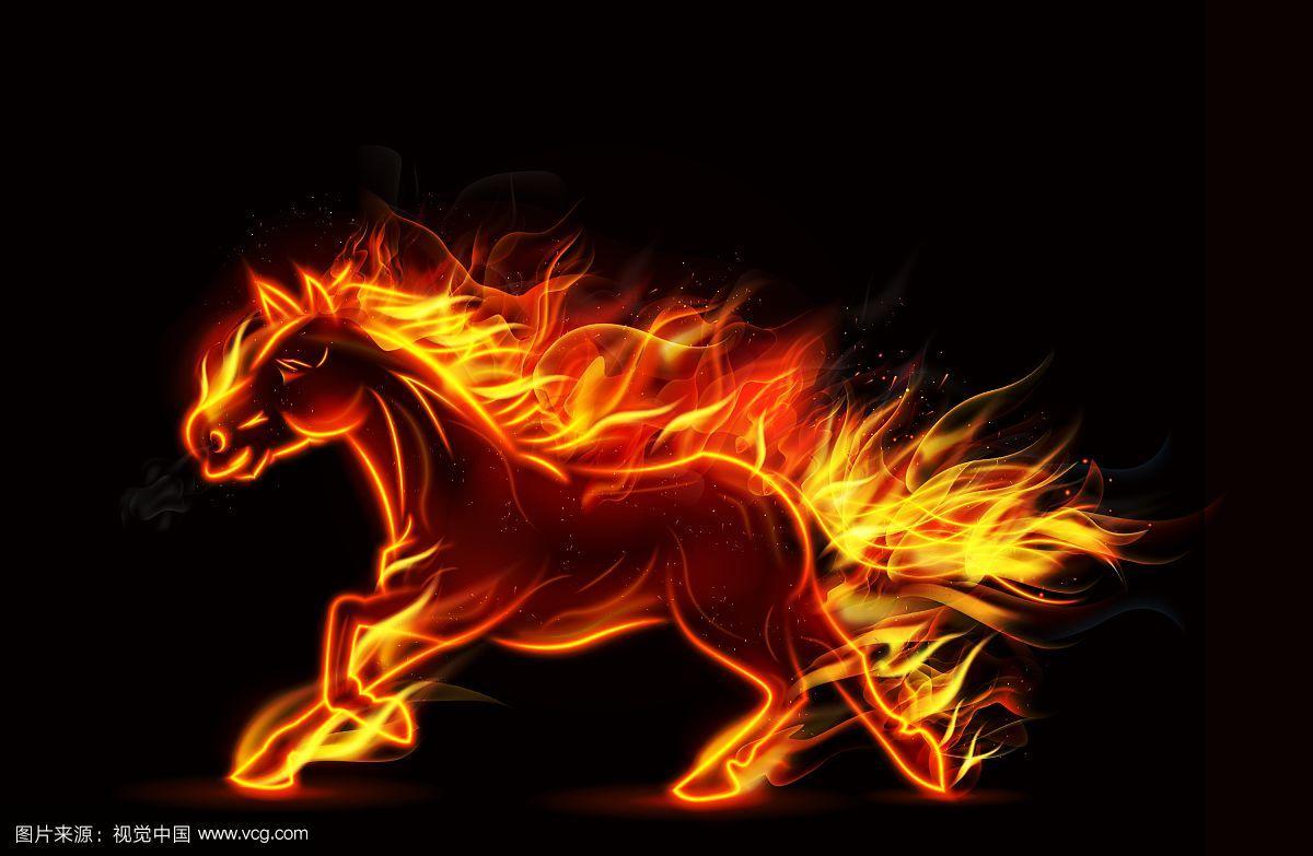 在黑色背景上奔跑的燃烧着的马