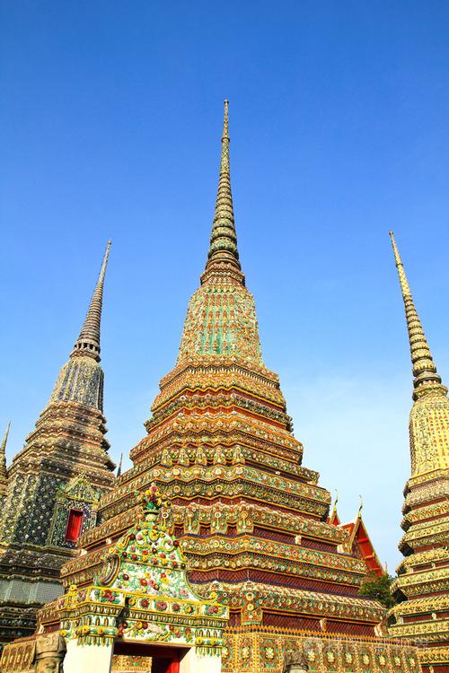 在泰国曼谷在佛寺中的正宗泰式建筑