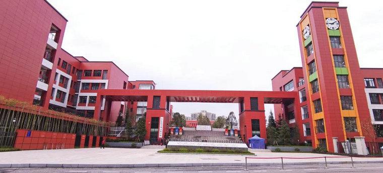重庆科学城高桥实验学校是一所公办九年制(小学,初中)学校,位于高新区