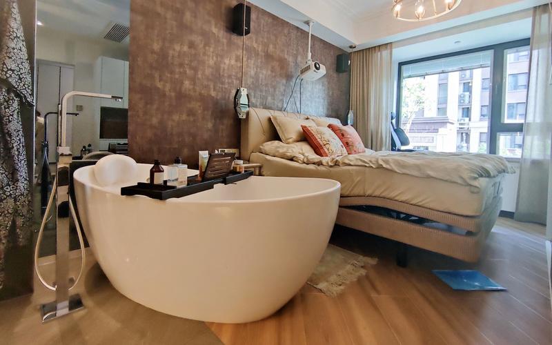 活动  香港女导演的95平单身公寓,点名主卧的大浴缸,每一寸都是仪式感
