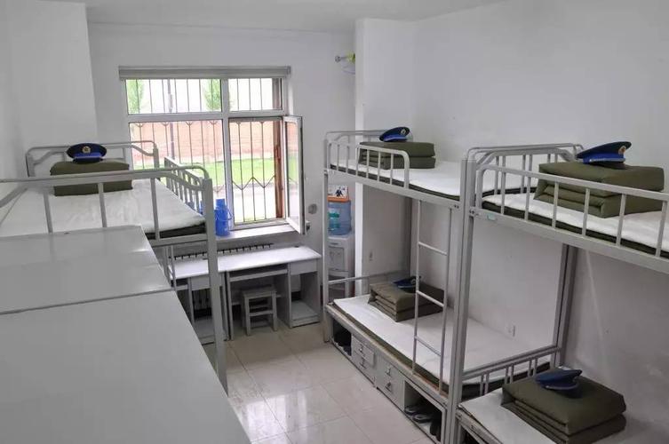 单独配有经过消毒的被子和枕头,一间宿舍是6-8人间,宽敞舒适,部队卫生