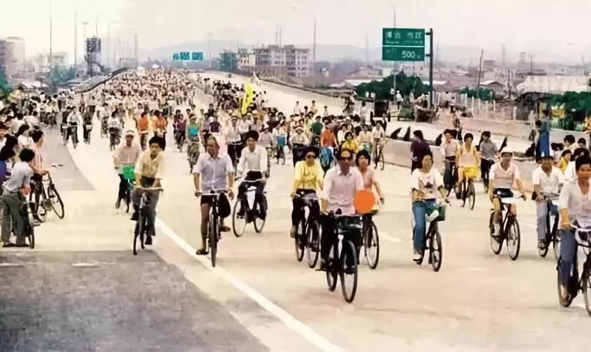那个时代,轿车不像现在这么普及,自行车是90年代最普遍的交通工具.