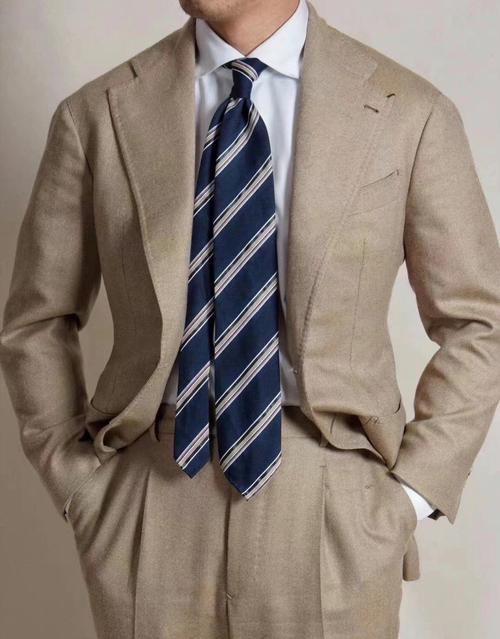 领带往往能起到画龙点睛的作用,同一套西装,不同的领带会带来不一样的