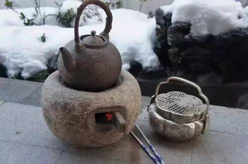 文化 博览 > 正文煮茶的炉中,小巧精致的白泥炉最是喜人,小巧的设计