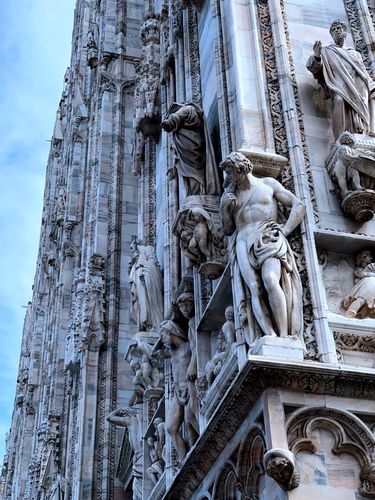 米兰大教堂的设计风格十分独特,正面从上而下满饰雕塑,内外墙等处均