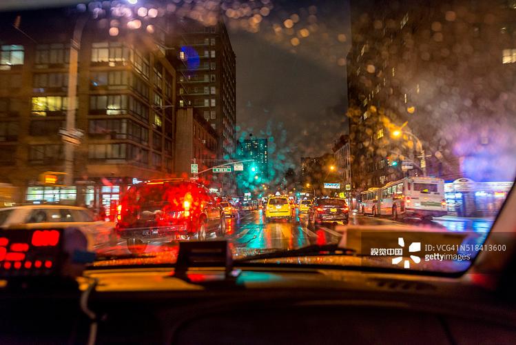 从一辆纽约出租车内在雨夜的观点
