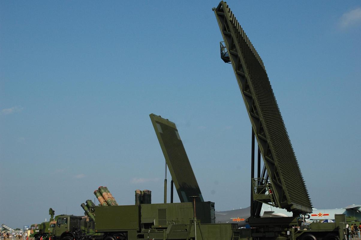 在第十一届珠海航展上展出的国产ylc-8b机动预警雷达(右1)与slc-7多