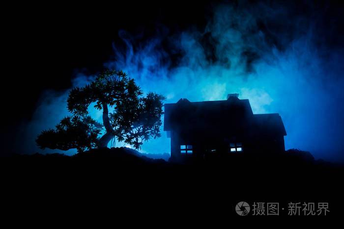 晚上在森林里有鬼魂的老房子, 或者在大雾中遗弃了闹鬼的恐怖屋.
