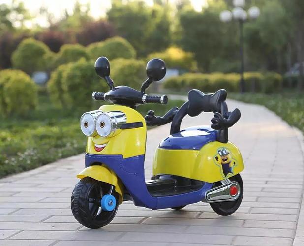 新款小黄人儿童电动摩托车三轮车儿童电动车童车可坐大号电瓶车