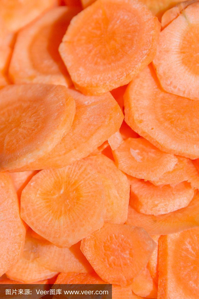切成环状蔬菜,胡萝卜放在板上