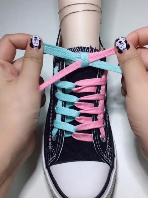 好喜欢那些颜色丰富的鞋带,一只鞋如何系两个鞋带?
