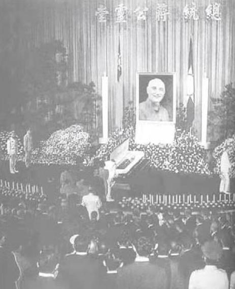 1975年蒋介石猝然去世张学良苦想多天挽联葬礼上独留16字