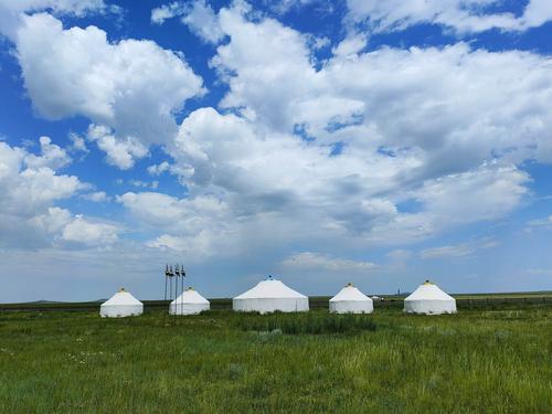 草原深处的蒙古包如同朵朵白云
