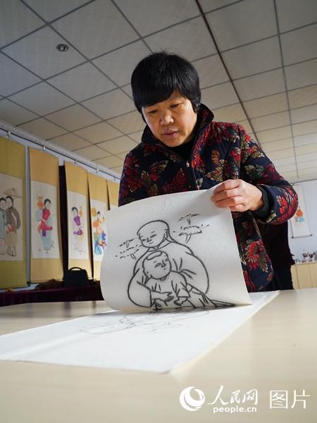 王树花,高密市姜庄镇农民,8岁开始学画,高密扑灰
