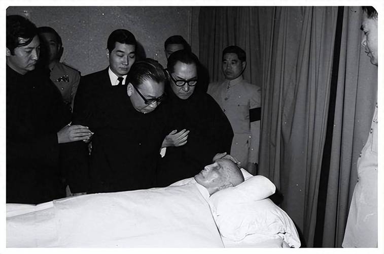 1975年蒋介石猝然去世,张学良亲赴葬礼留下16个字,字字戳心_东北_实力