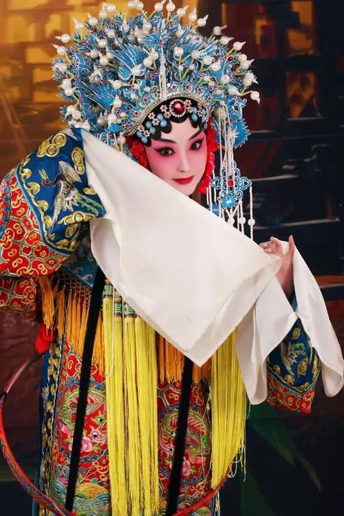 京剧是中国戏剧艺术(国粹的典型代表)京剧,曾称平剧,中国五大戏曲剧种