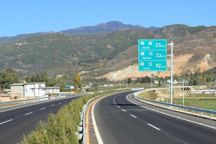 云南正在建设新高速,连接大理漾濞云龙,改善交通落后的现状