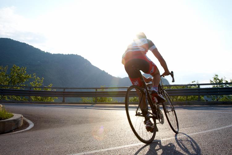 骑行者骑自行车上坡山区公路自行车选手
