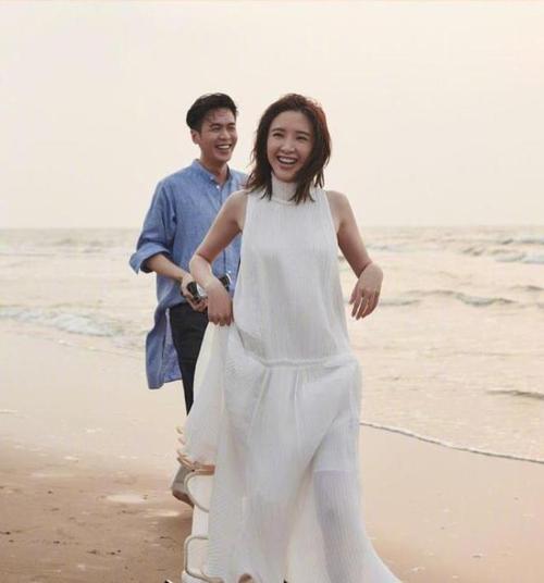 张若昀唐艺昕婚后拍摄七夕微电影,海边嬉闹耳鬓厮磨甜到鼾