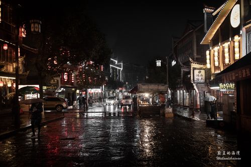 夜晚的雨中古镇街景.