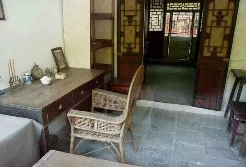 故居内为"鲁迅故居旧景陈列",这是一座精巧的小四合院,南北房各三间