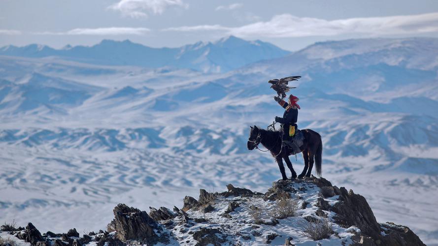 必应美图:阿尔泰山脉中一名用老鹰狩猎的骑手,蒙古 2019年1月13日