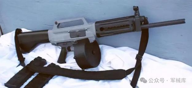由美国吉尔伯特公司,在上世纪80年代初期研制一种全自动战斗霰弹枪.
