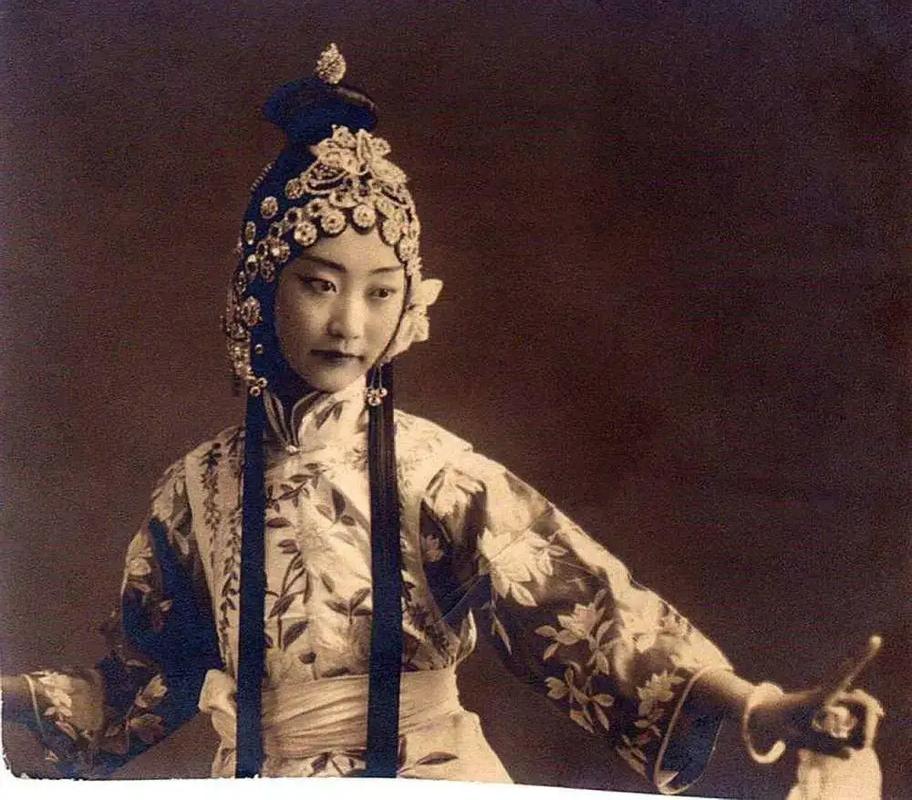 收集了16张100多年前的清朝女子老照片,眼神里都是故事. - 抖音