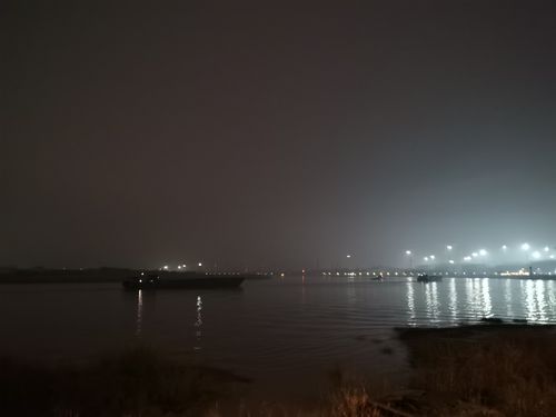 夜色阑珊江边景