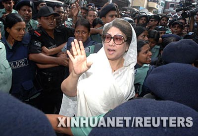 9月3日,孟加拉国前总理卡莉达·齐亚(中)在首都达卡被警方逮捕后向