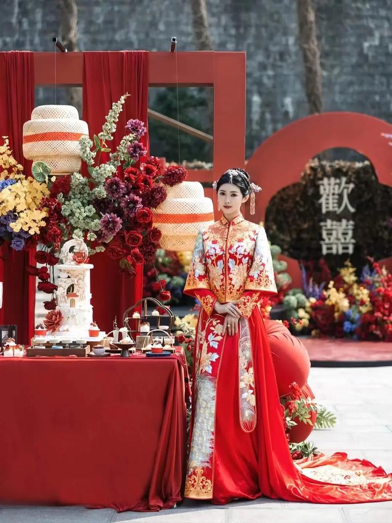 农村&家门口 中国红新中式户外婚礼.家中空地举行这么一场传统 - 抖音