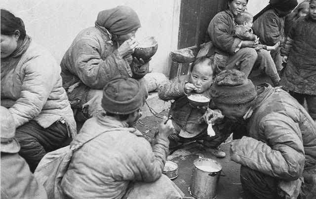 老照片记录解放后中国人的餐桌有的已成为历史