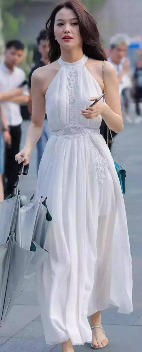穿着白色连衣裙的美女温婉动人,如画中仙女一般_气质_材质_作用